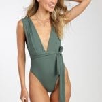 אישה בבגד ים ירוק מלא