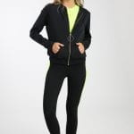 אישה בקפוצ'ון ספורטיבי