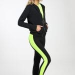 אישה בקפוצ'ון ספורטיבי