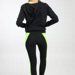 אישה בקפוצ'ון ספורטיבי