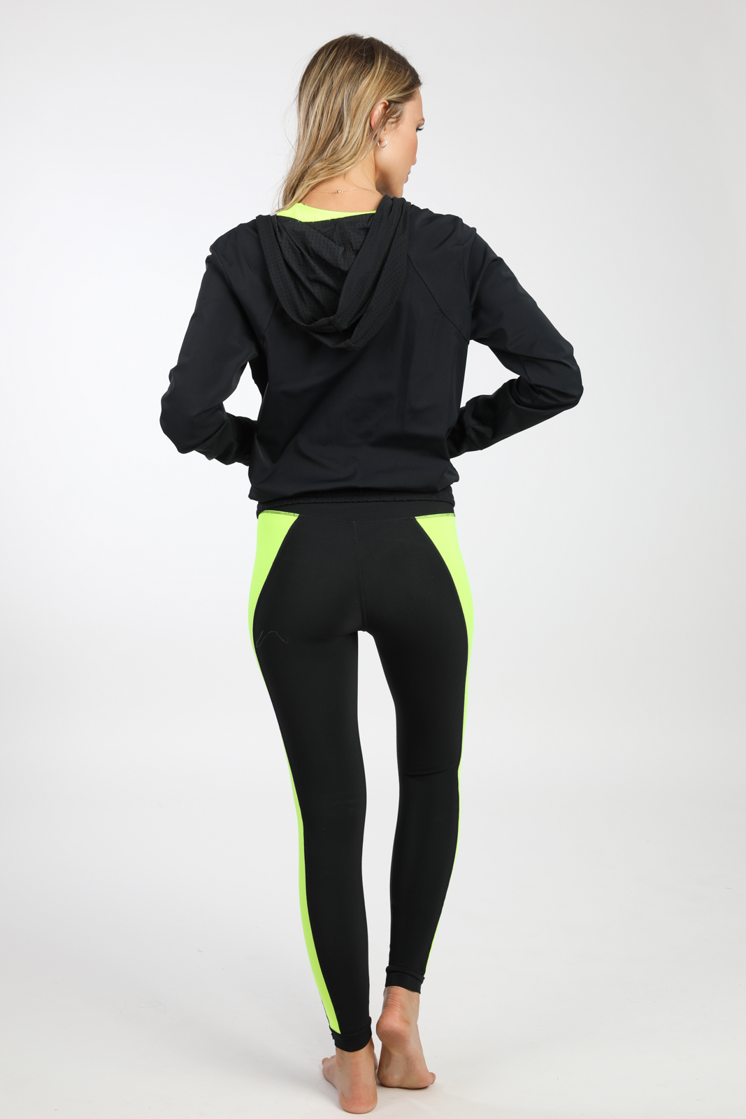 אישה בקפוצ'ון ספורטיבי