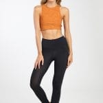 אישה בסט ספורטיבי בצבעי כתום כחול כהה