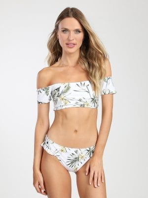 אישה בביקיני לבן הדפס עלים