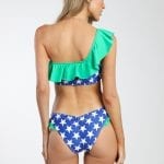 בחורה בביקיני כחול כוכבים