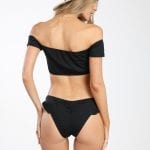 בחורה בביקיני שחור כתפיים חשופות וכובע