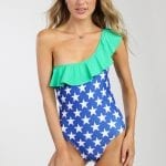 אישה בבגד ים שלם כוכבים