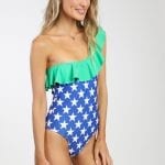 אישה בבגד ים שלם כוכבים