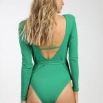 אישה בבגד ים שלם ירוק