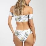 אישה בביקיני לבן הדפס עלים