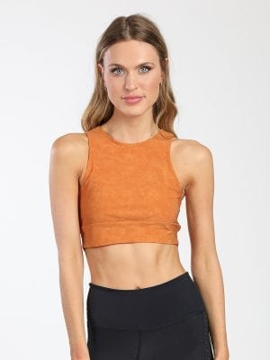 אישה בחזיית ספורט כתומה